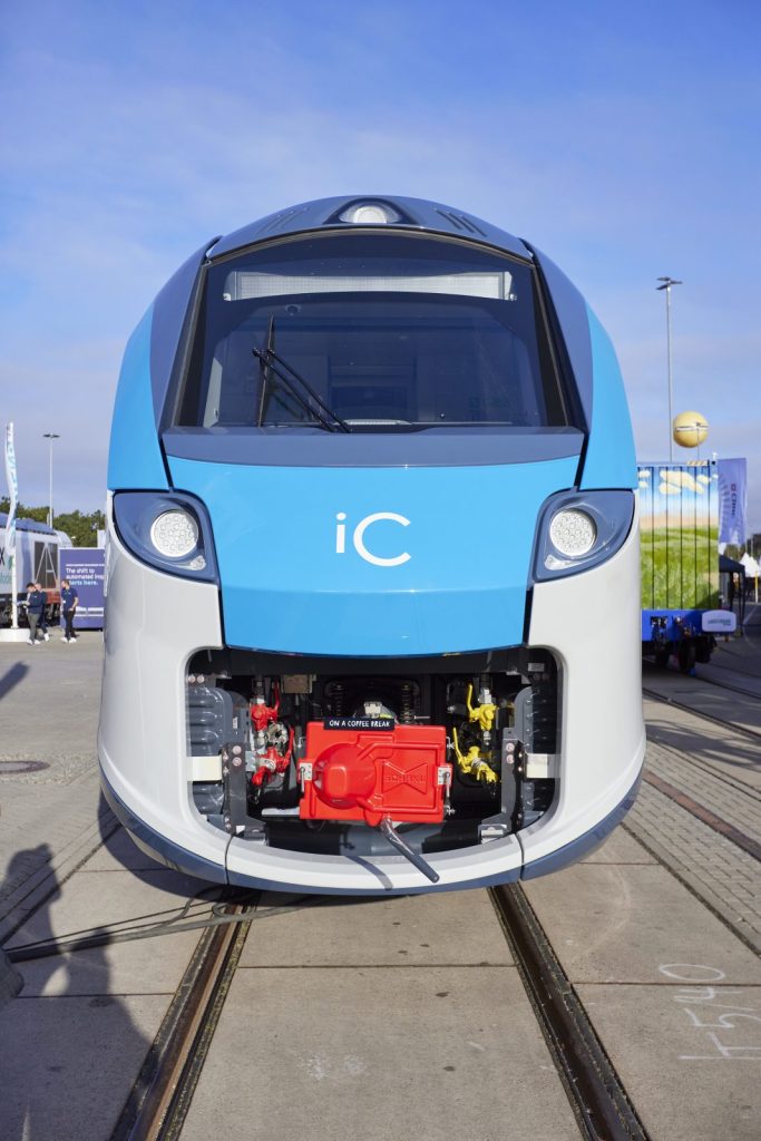 Vista frontale del Coradia Stream Intercity 200 per Trenitalia esposto a InnoTrans 2026