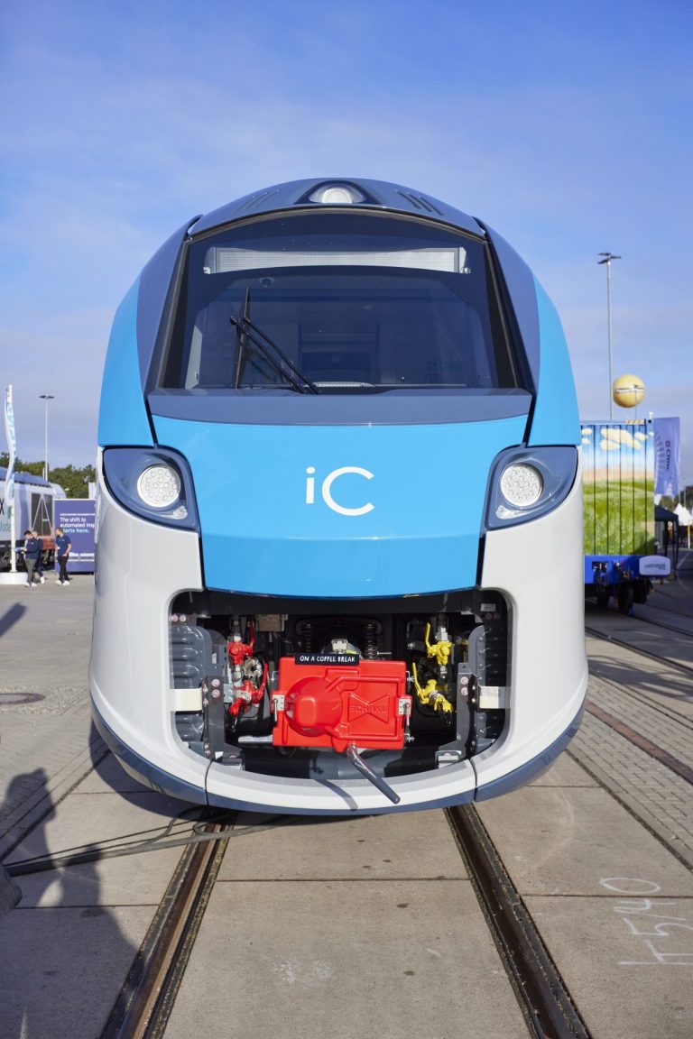 Vista frontale del Coradia Stream Intercity 200 per Trenitalia esposto a InnoTrans 2026