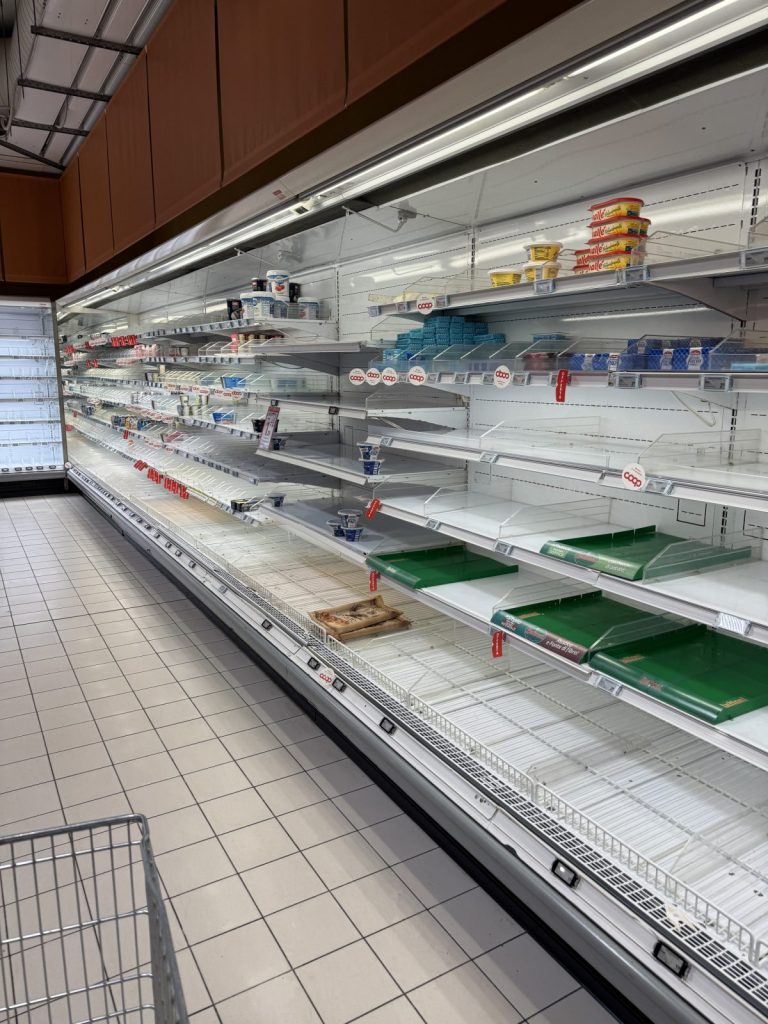 Ampi spazi vuoti nei banchi refrigerati di un supermercato di Rende.