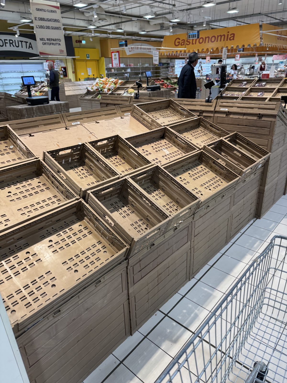 Un’altra veduta degli espositori dell’ortofrutta, in gran parte senza merce, nel supermercato di Rende.