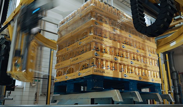 Avvolgitrice Signode Octopus Prestige durante l’imballaggio di un pallet