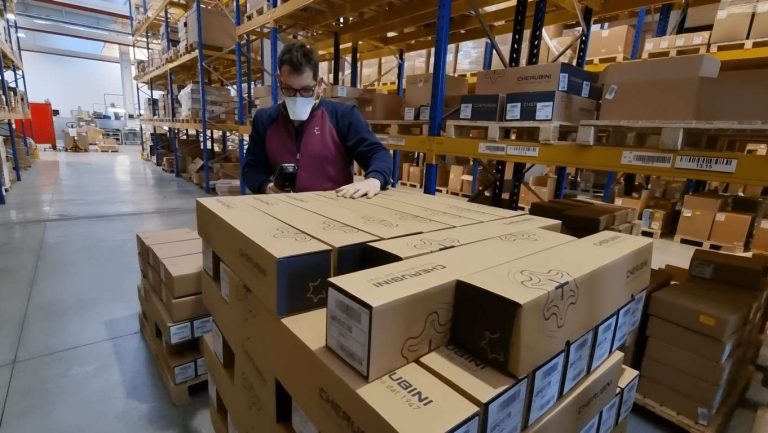 Operatore nel magazzino Cherubini con terminale portatile