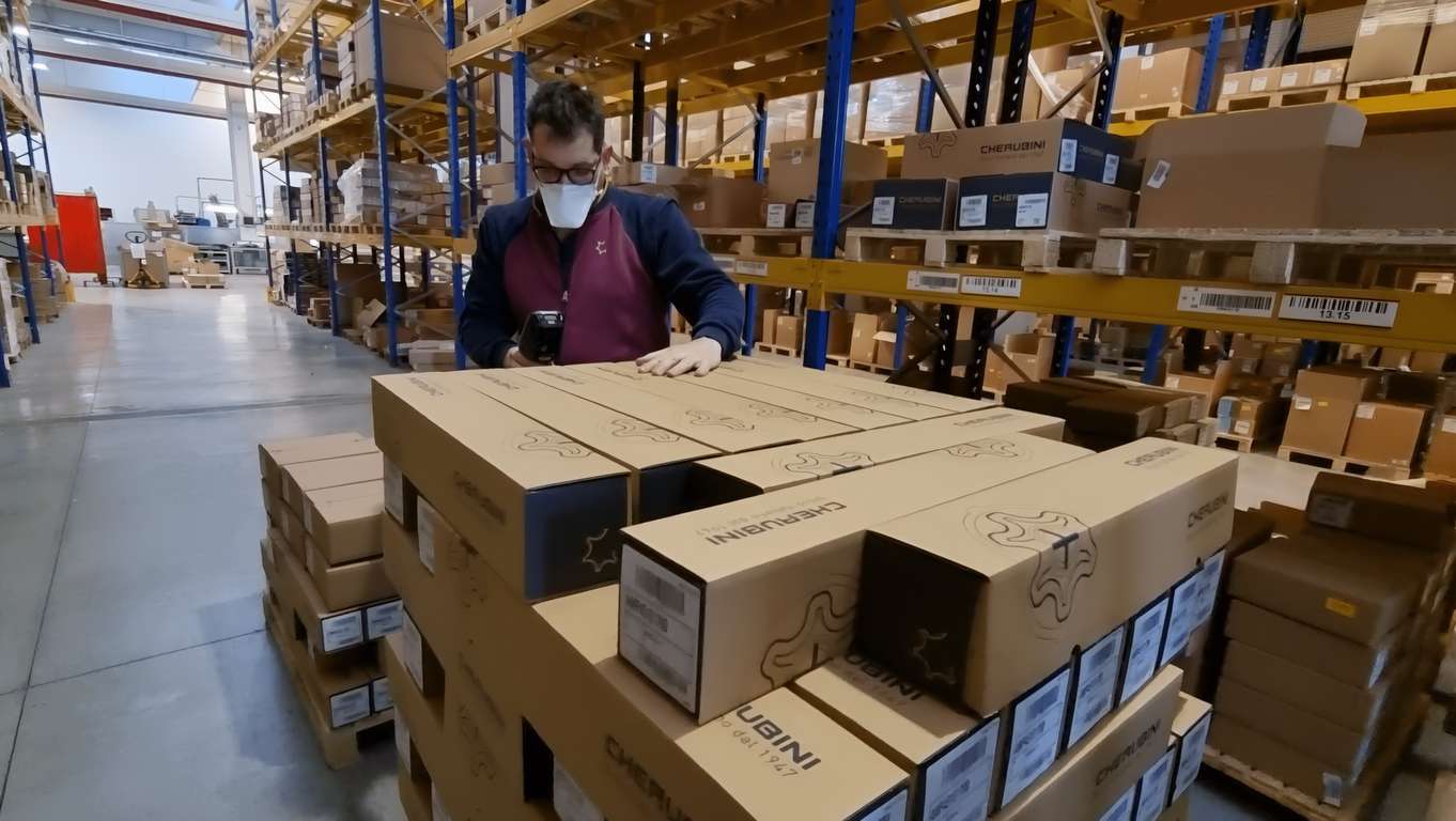 Operatore nel magazzino Cherubini con terminale portatile